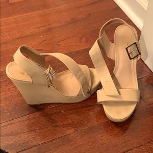 Gorgeous nude wedges!